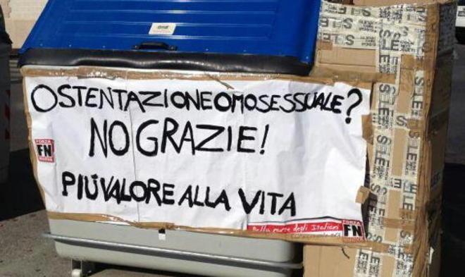 Solo uno striscione di Forza Nuova lungo il percorso 