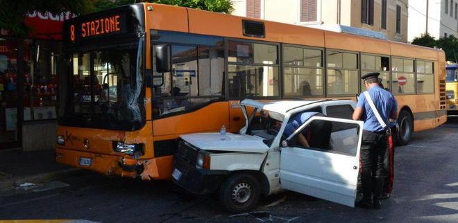 Panda contro autobus gravissimo un anziano 