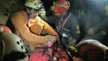 Soccorso alpino, la squadra si esercita nell’abisso Chimera