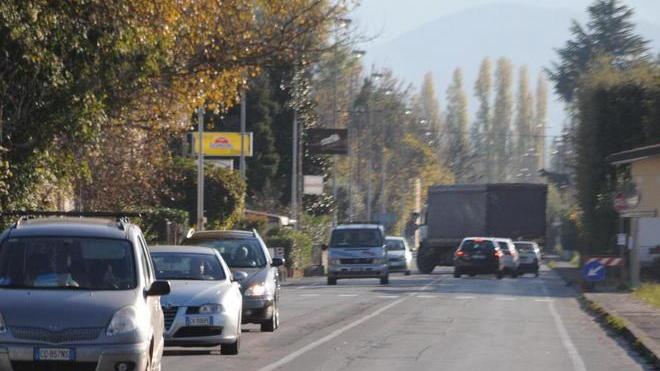 Pericoli in via del Casalino per le auto a tutta velocità