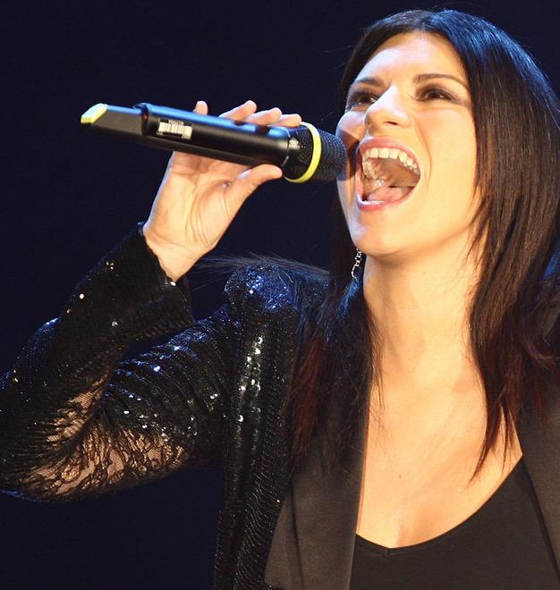  Manila, 7 anni, notte sotto le stelle a Lucca per un posto in prima fila dalla Pausini