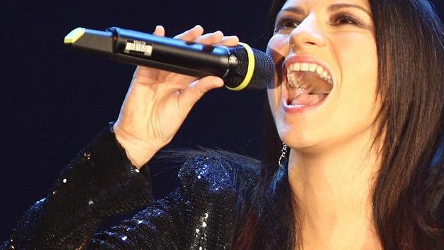 Manila, 7 anni, notte sotto le stelle a Lucca per un posto in prima fila dalla Pausini