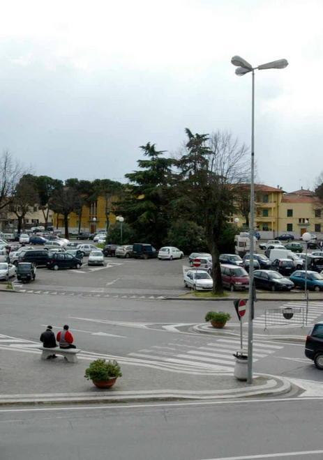 Rinasce dai rifiuti il parco per i giochi di una piazza 