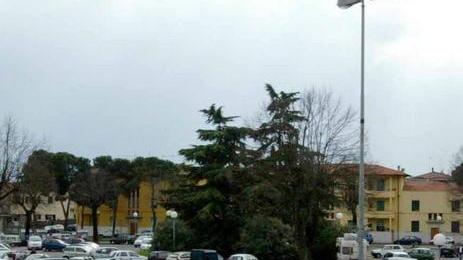 Rinasce dai rifiuti il parco per i giochi di una piazza