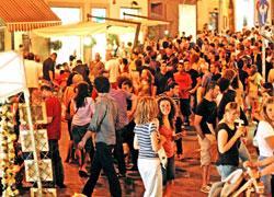 Clientela attirata dallo shopping della sera 