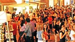 Clientela attirata dallo shopping della sera