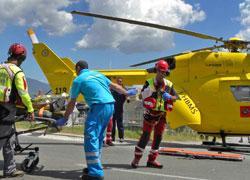 Si schianta contro un palo, medico grave 