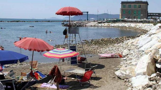 Spiaggia erosa alla Partaccia «La sabbia me la porto io»