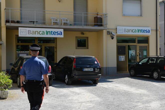 In due armati rapinano la filiale di Banca Intesa a Fornacette 