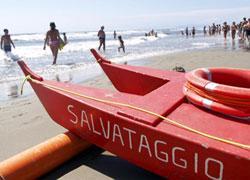 Marina di Pisa, uomo annega mentre fa il bagno 