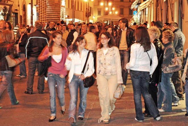 Stasera negozi aperti e musica in centro 