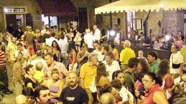 Un aperitivo con i negozi del borgo