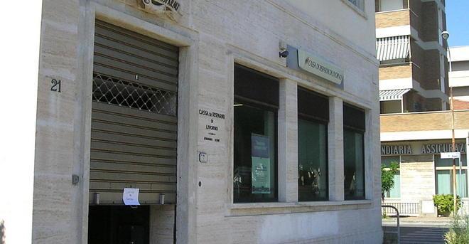 Rapina in banca, via 12mila euro 