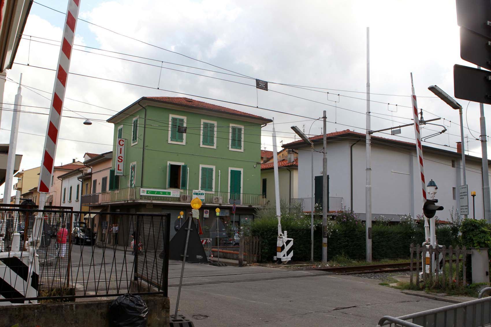 Automobile in sosta blocca il passaggio a livello 