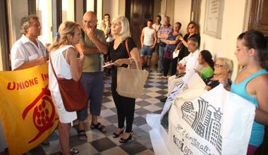 Esplode la rabbia degli sfrattati: «Cinque bagni in 40» 