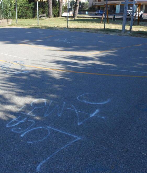 Scritte sul campino appena risistemato