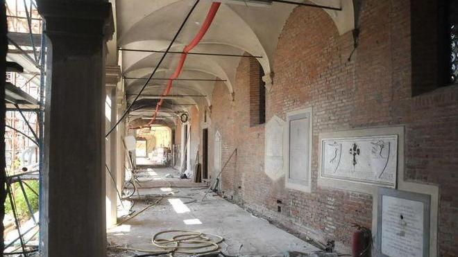 E nei chiostri una passeggiata per turisti