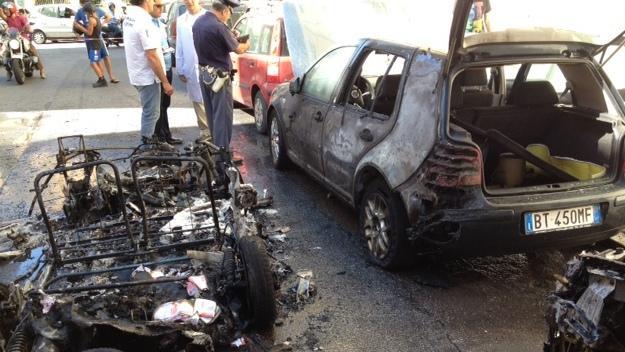 Minicar distrutta, in fiamme 4 auto