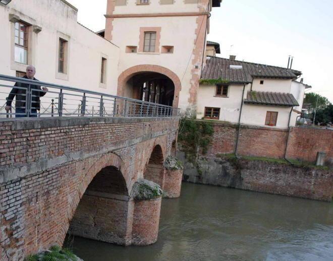 Troppo cattivo odore dal canale sotto il ponte