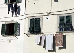 Panni stesi,volume della tv e rumori: scattano le multe 