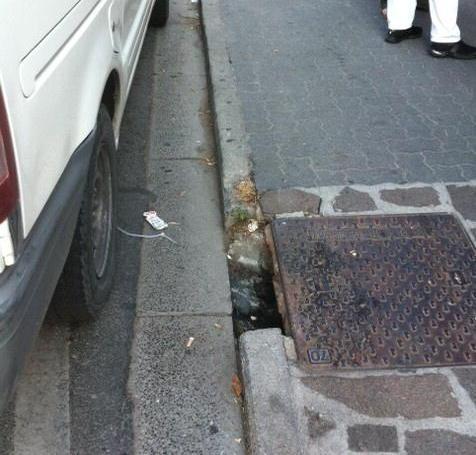 Marciapiede dissestato, il Comune intervenga