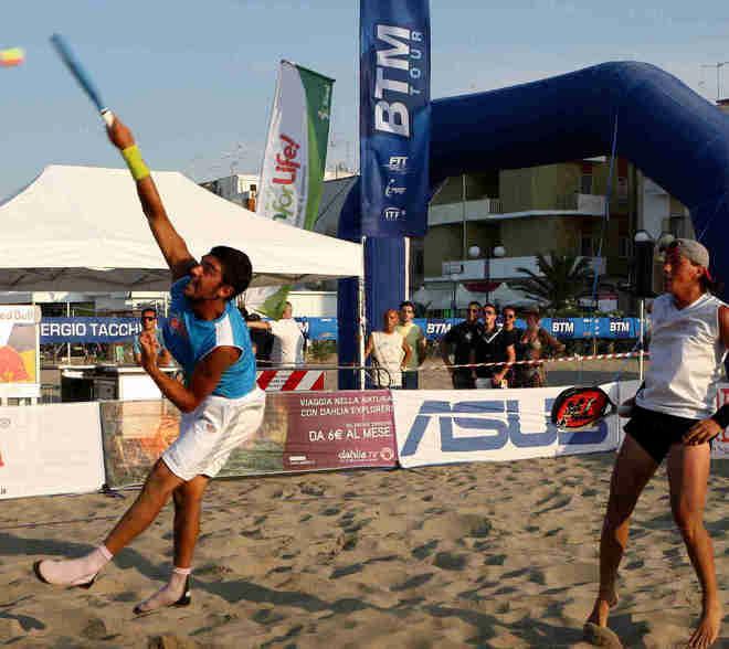 I campioni del beach tennis si sfidano in Versilia 