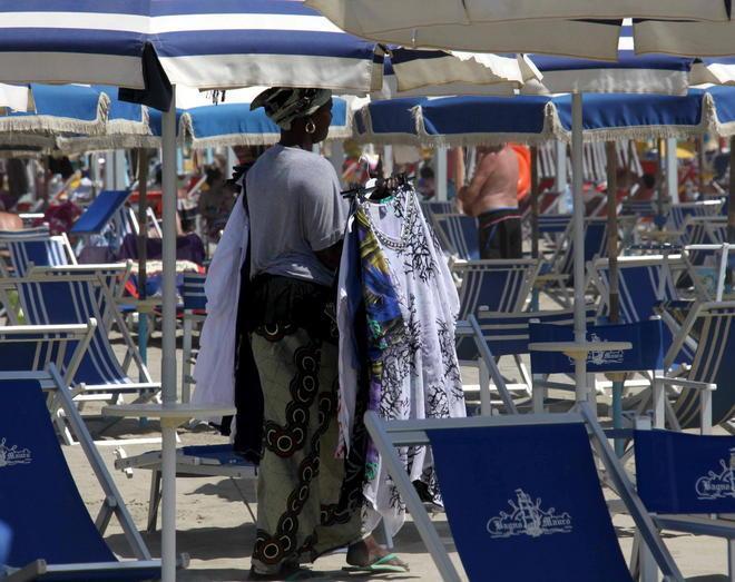 In spiaggia a vendere con la figlia L’appello: cercano una stanza 