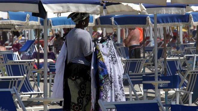 In spiaggia a vendere con la figlia L’appello: cercano una stanza