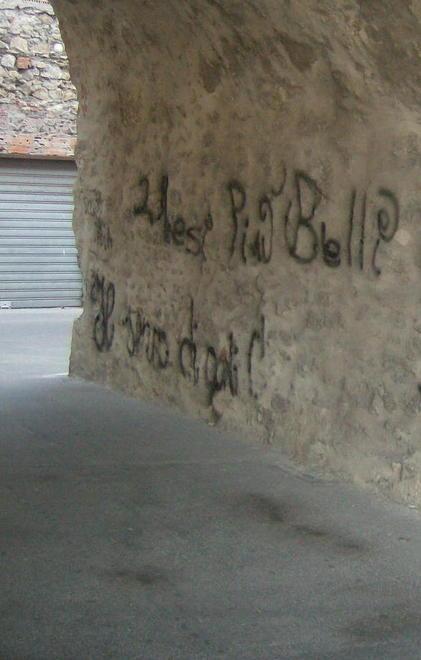 Scritte nel tunnel del Castello, gravi danni 
