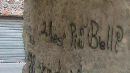Scritte nel tunnel del Castello, gravi danni