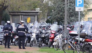 Biciclette alla stazione, i vigili lasciano gli avvisi di rimozione 