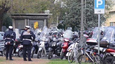 Biciclette alla stazione, i vigili lasciano gli avvisi di rimozione