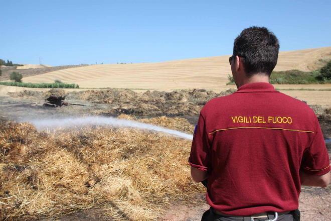 Distrutte 1.500 presse di fieno, vigili del fuoco al lavoro a Castelfiorentino 