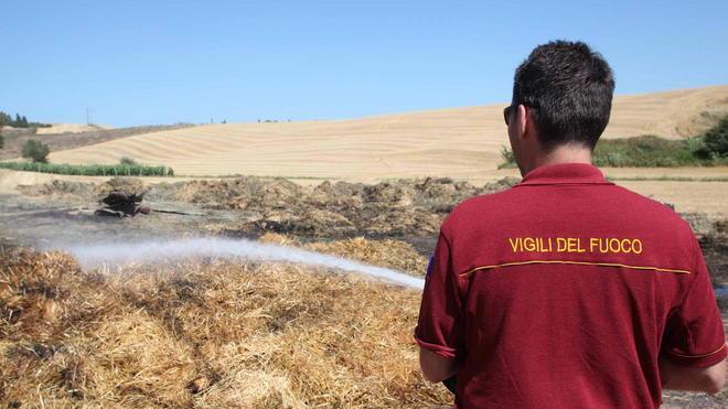 Distrutte 1.500 presse di fieno, vigili del fuoco al lavoro a Castelfiorentino