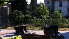 Nel parco di Nerja ribaltati i cassonetti