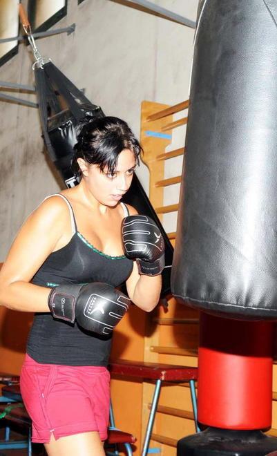 Guantoni rosa, sei ragazze salgono sul ring 