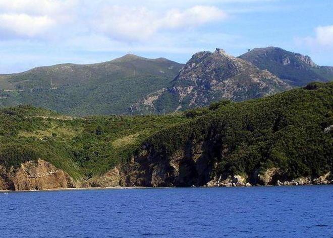 Con la bici nella scarpata, gravissima una turista 