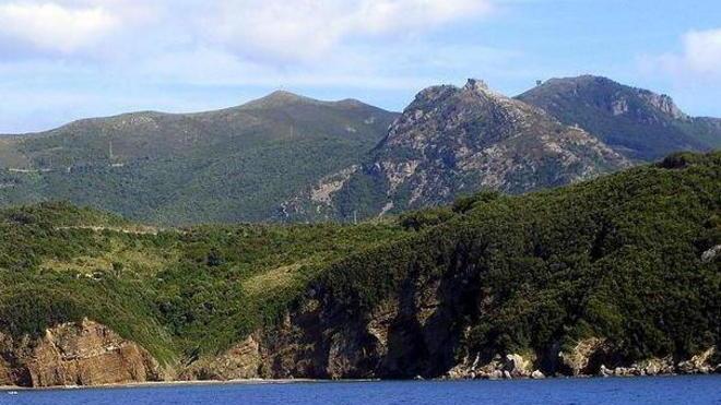 Con la bici nella scarpata, gravissima una turista