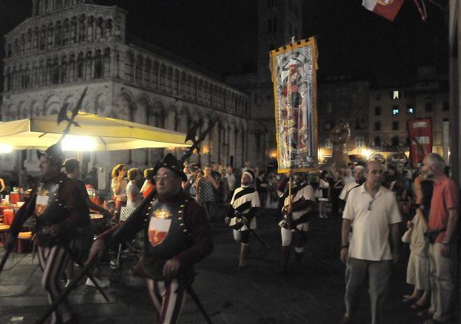 Tra shopping e festa una città affollata fino a tarda sera 