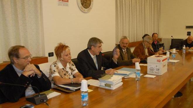 Minaccia il sindaco in consiglio, e poi scoppia la pace