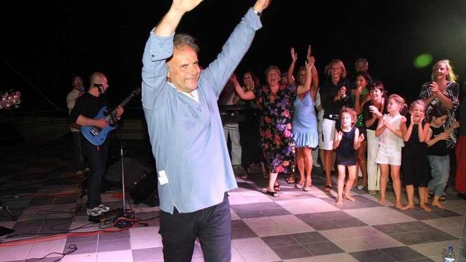 Jerry Calà il mattatore con il suo show ai bagni Pancaldi