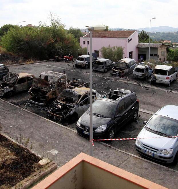 Inferno nel parcheggio distrutti camper e 8 auto 