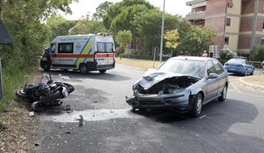 Auto contro scooter, muore un 65enne 