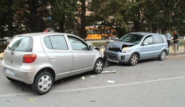 Due incidenti in pochi minuti: sei feriti di cui tre bambini 