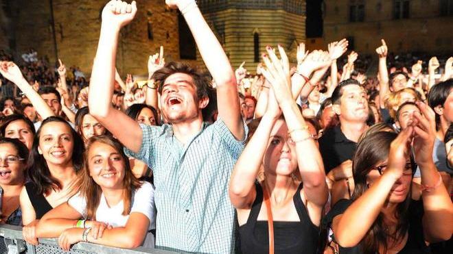Pop-rock di qualità e voce unica, Nutini scalda la notte Blues