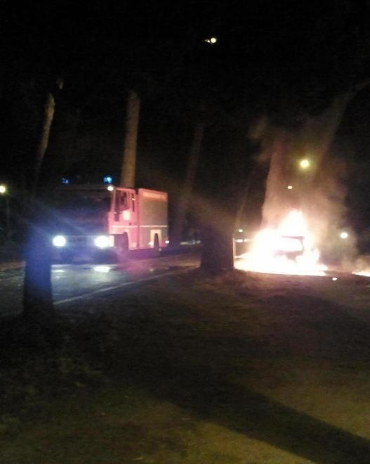 Auto a fuoco nella notte in via della Repubblica