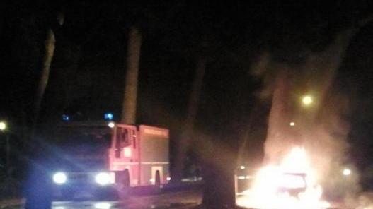 Auto a fuoco nella notte in via della Repubblica