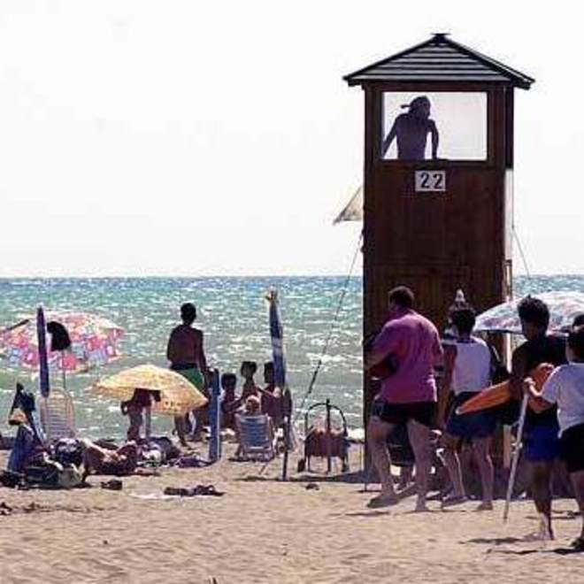 Ma c’è chi va controcorrente: «La spiaggia è in ordine, qui si sta proprio bene»