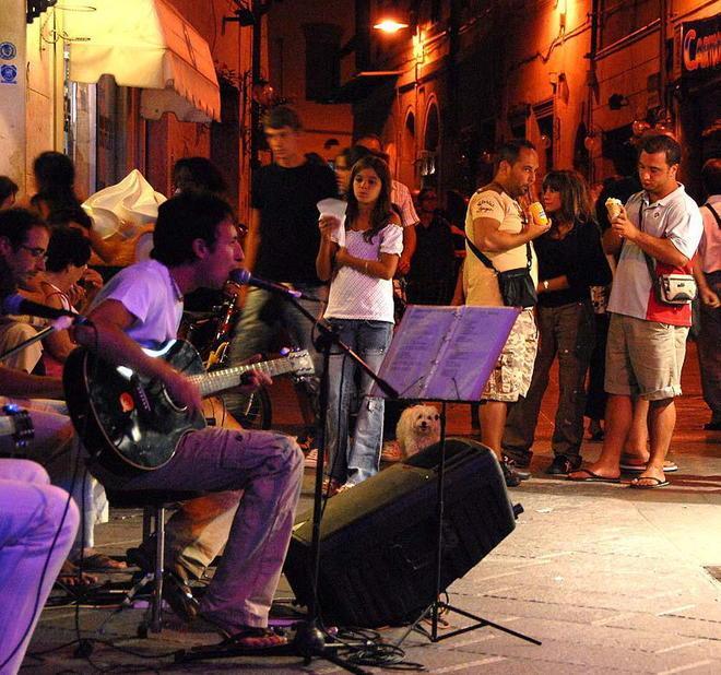 Limiti per cinema, bar e festa Pd 