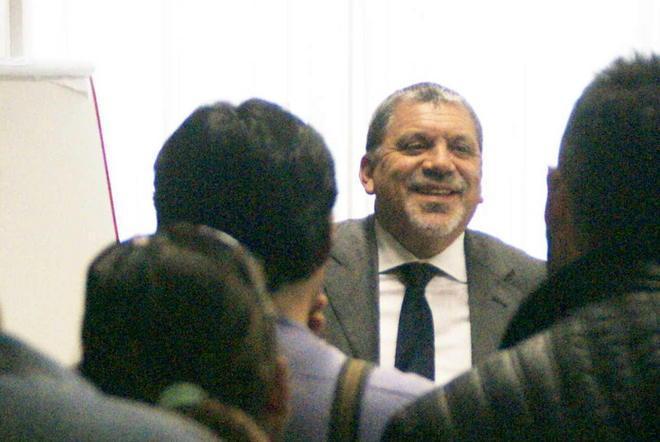 «Non può più fare raggiri» Il manager a casa in treno